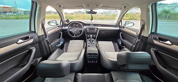 Volkswagen Passat 2 of 19
