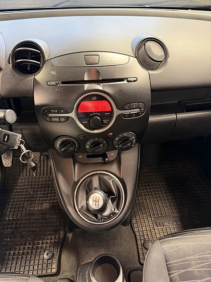 Mazda 2 8 of 9