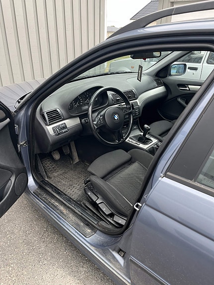 BMW 318i 4 of 6
