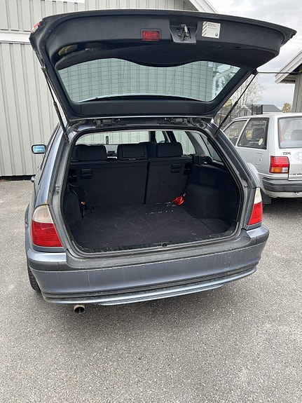 BMW 318i 3 of 6