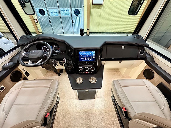 Morelo Palace 93 MB Iveco Dubbelsäng Stödben Solpanel Inverter 7 of 30