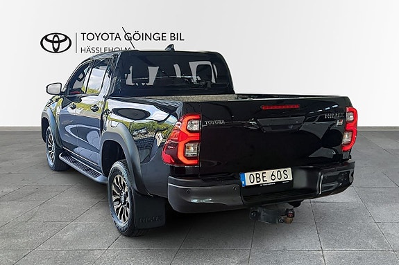 Toyota HiLux 2 of 17