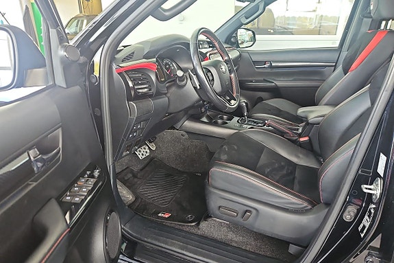 Toyota HiLux 11 of 17