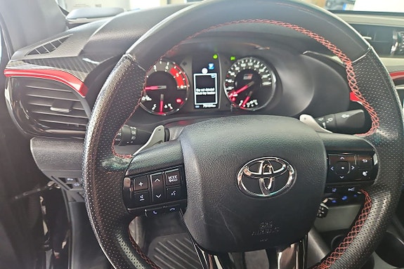 Toyota HiLux 12 of 17