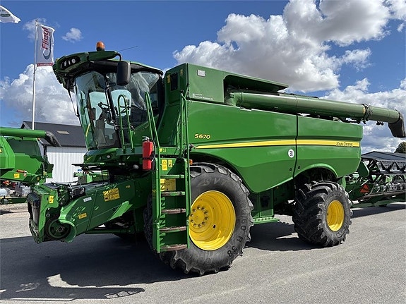 John Deere S670 SKÖRDETRÖSKA 25 FOT 3 of 11