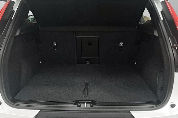 Volvo XC40 12 of 18
