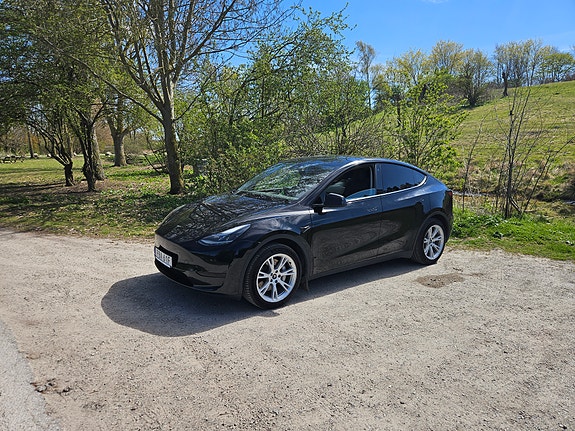 Tesla Model Y 2 of 4