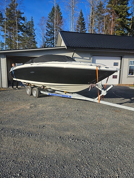 Sea Ray 220 v8 3 of 4