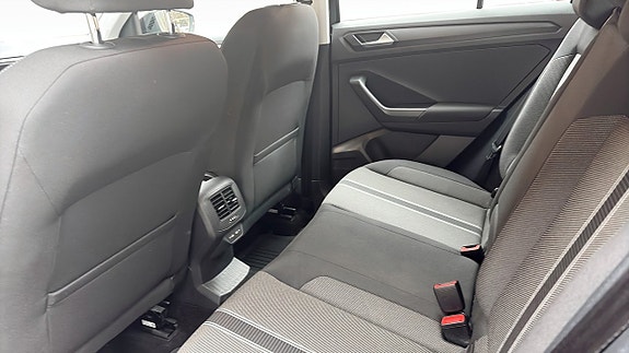Volkswagen T-Roc 12 of 13