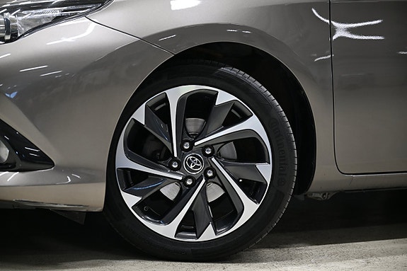 Toyota Auris 2 of 27