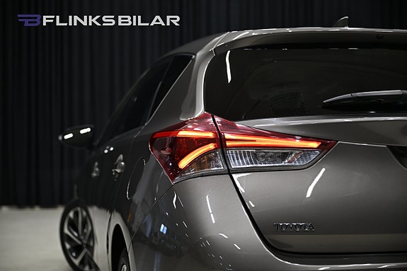 Toyota Auris 8 of 27