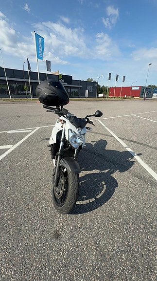 Yamaha XJ6 N 2 of 4