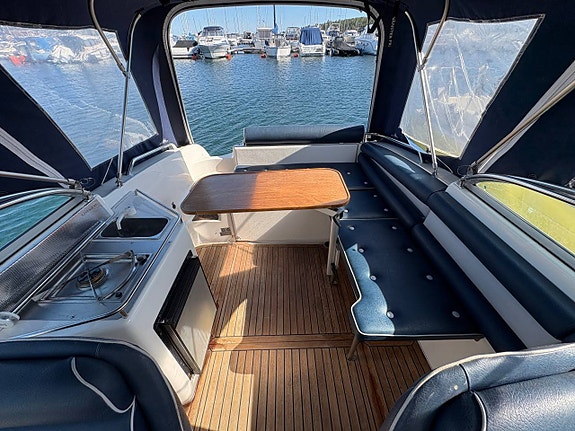 UTTERN D68 Mercruiser 4,3 MPI -02 (Sjösatt) endast 500h 4 of 12