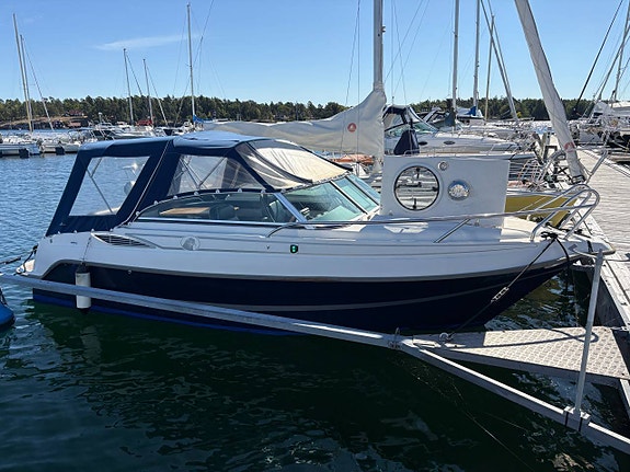 UTTERN D68 Mercruiser 4,3 MPI -02 (Sjösatt) endast 500h