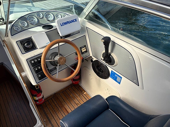 UTTERN D68 Mercruiser 4,3 MPI -02 (Sjösatt) endast 500h 7 of 12