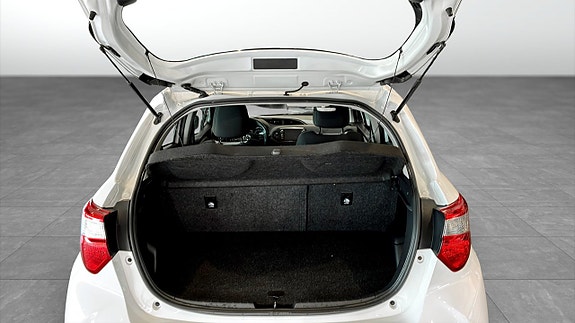 Toyota Yaris 10 of 12