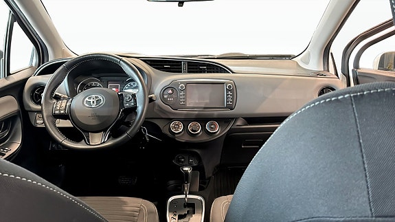 Toyota Yaris 4 of 12