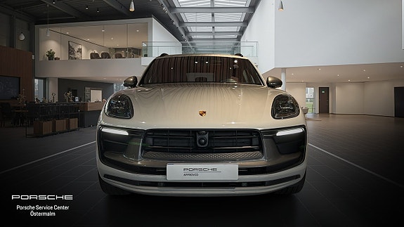 Porsche Macan T 8 of 14