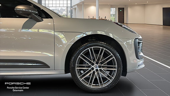 Porsche Macan T 10 of 14