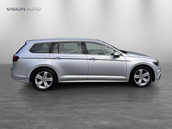 Volkswagen Passat 4 of 26