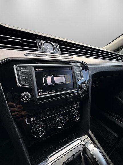 Volkswagen Passat 16 of 24