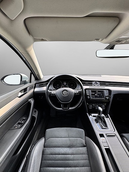 Volkswagen Passat 13 of 24