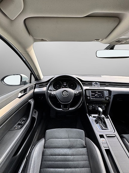 Volkswagen Passat 12 of 26