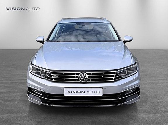 Volkswagen Passat 2 of 26
