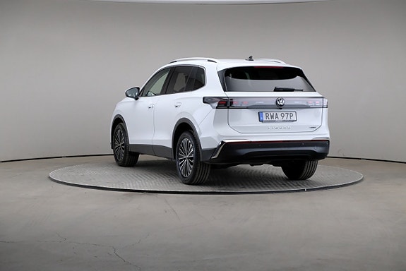 Volkswagen Tiguan 2 of 3