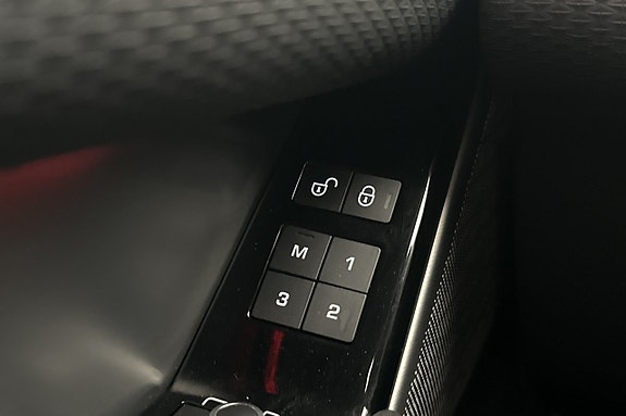 Land Rover Range Rover Velar 13 of 28