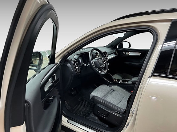 Volvo XC40 10 of 12