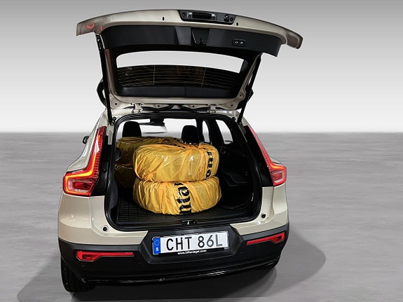 Volvo XC40 6 of 12