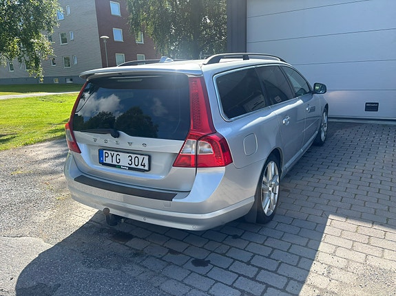 Volvo V70 2 of 6