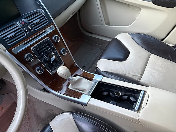 Volvo XC60 12 of 16