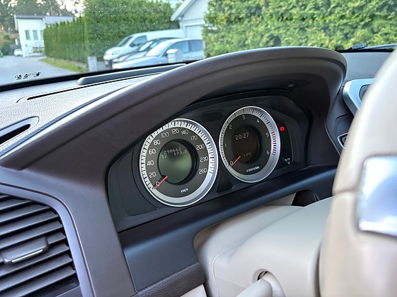 Volvo XC60 10 of 16