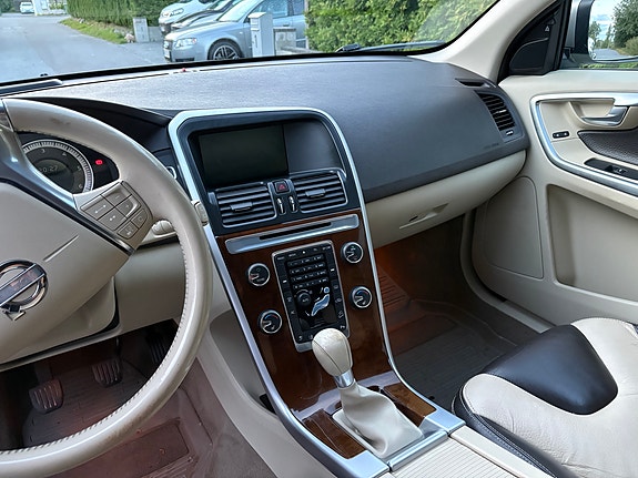 Volvo XC60 11 of 16