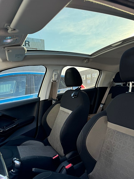Peugeot 208 4 of 9