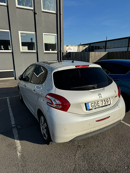 Peugeot 208 2 of 9