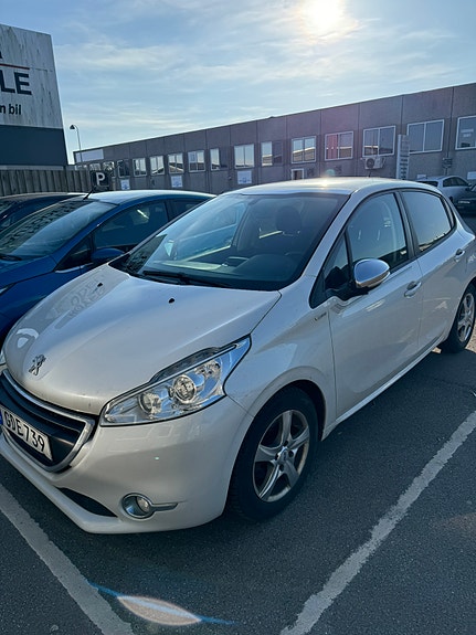 Peugeot 208 3 of 9