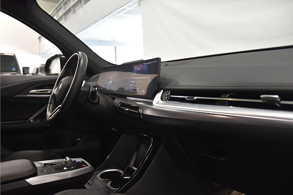 BMW iX1 8 of 24