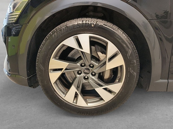 Audi e-tron 8 of 26