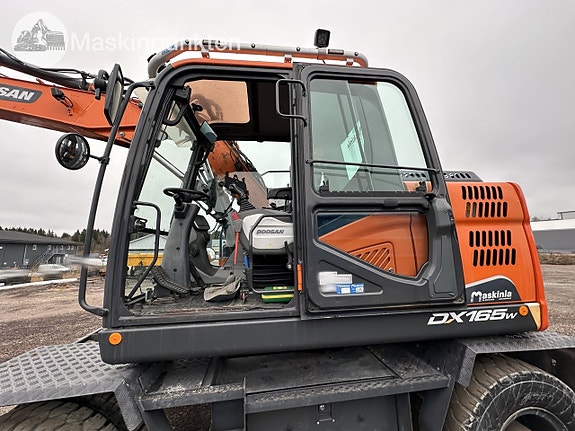 Doosan 165w hjulgrävare med vagn och skopa 10 of 27