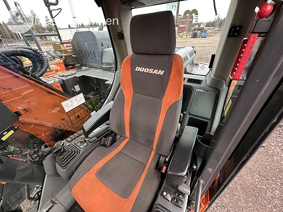 Doosan 165w hjulgrävare med vagn och skopa 14 of 27