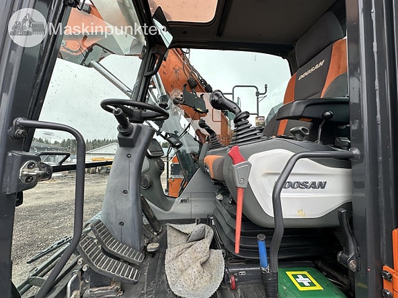 Doosan 165w hjulgrävare med vagn och skopa 12 of 27