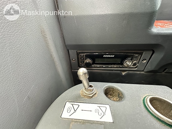 Doosan 165w hjulgrävare med vagn och skopa 27 of 27