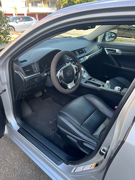 Lexus CT200h 10 of 17