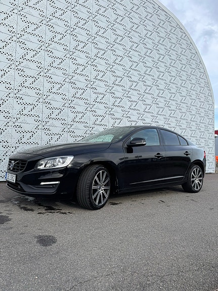 Volvo S60 2 of 12