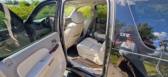 Chevrolet Suburban 9 of 13