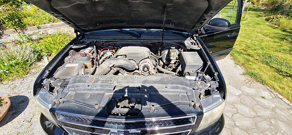 Chevrolet Suburban 11 of 13