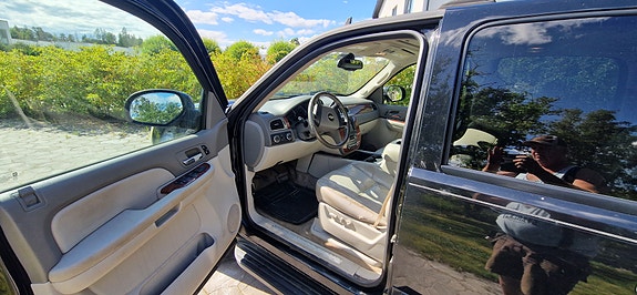 Chevrolet Suburban 8 of 13